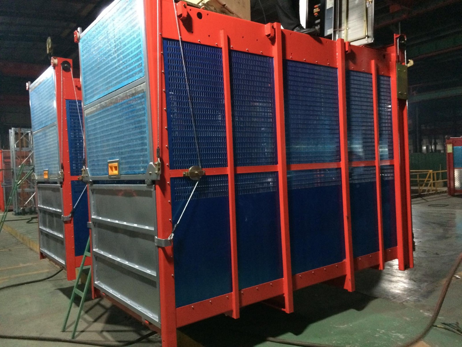 Строительный подъемник SC200/200 со средней скоростью вращения и переменной частотой